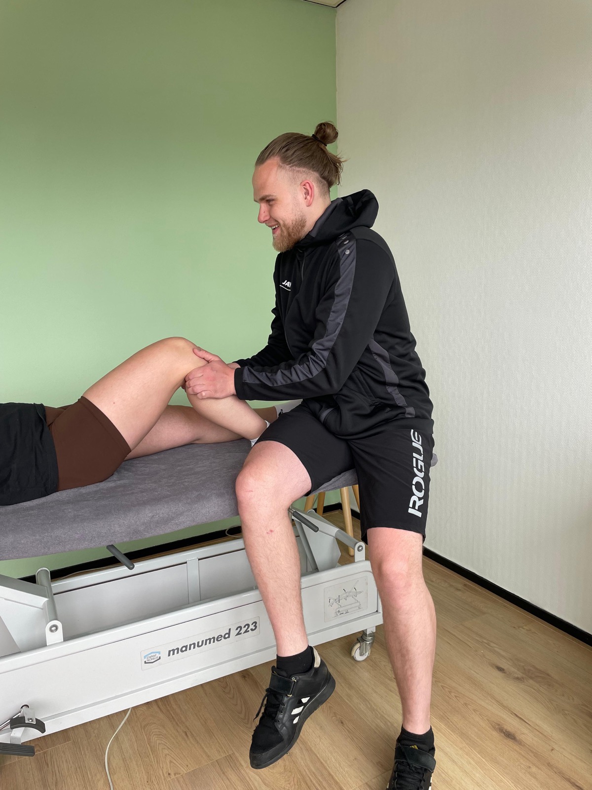 Fysiotherapeut behandelt een patiënt bij Fysioschasfoort